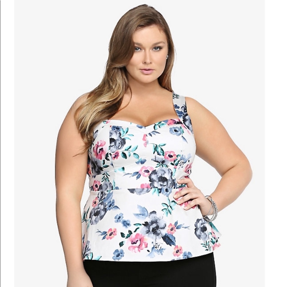 💟🌷Torrid White Floral Peplum Top